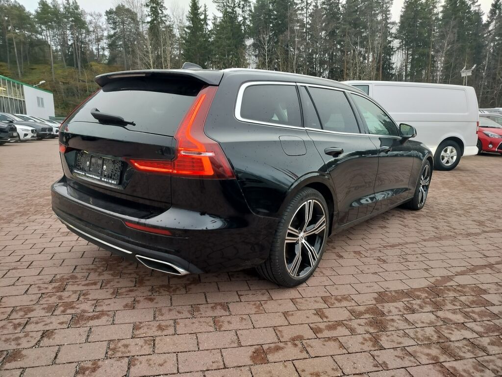 Volvo V60 2020 Musta