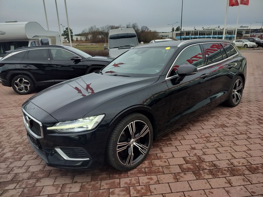 Volvo V60 2020 Musta