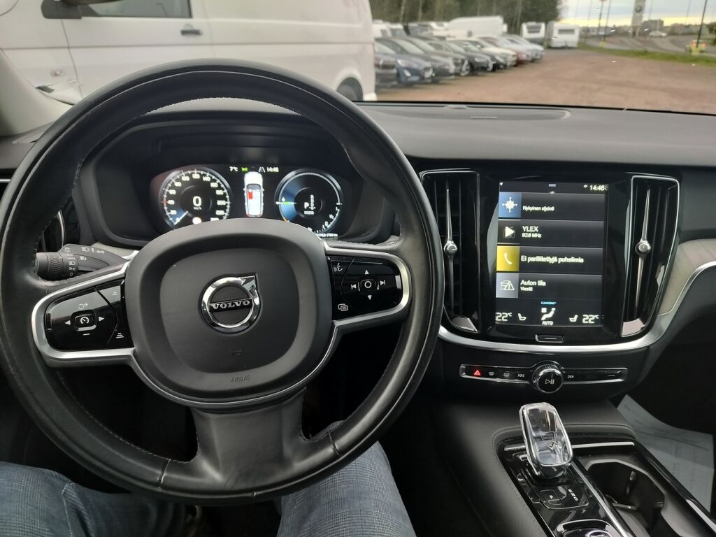 Volvo V60 2020 Musta