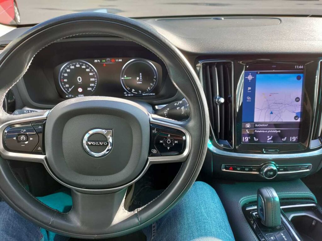 Volvo V60 2021 Musta