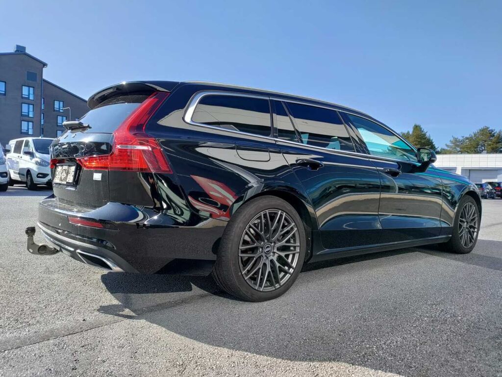 Volvo V60 2021 Musta