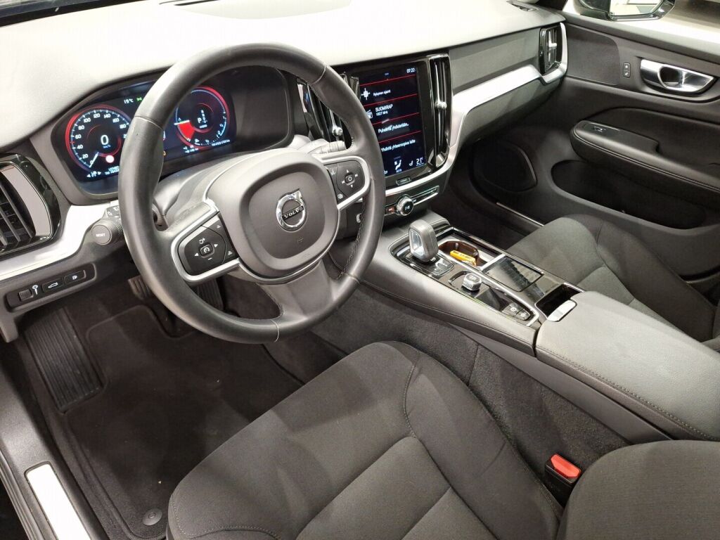 Volvo V60 2021 Musta