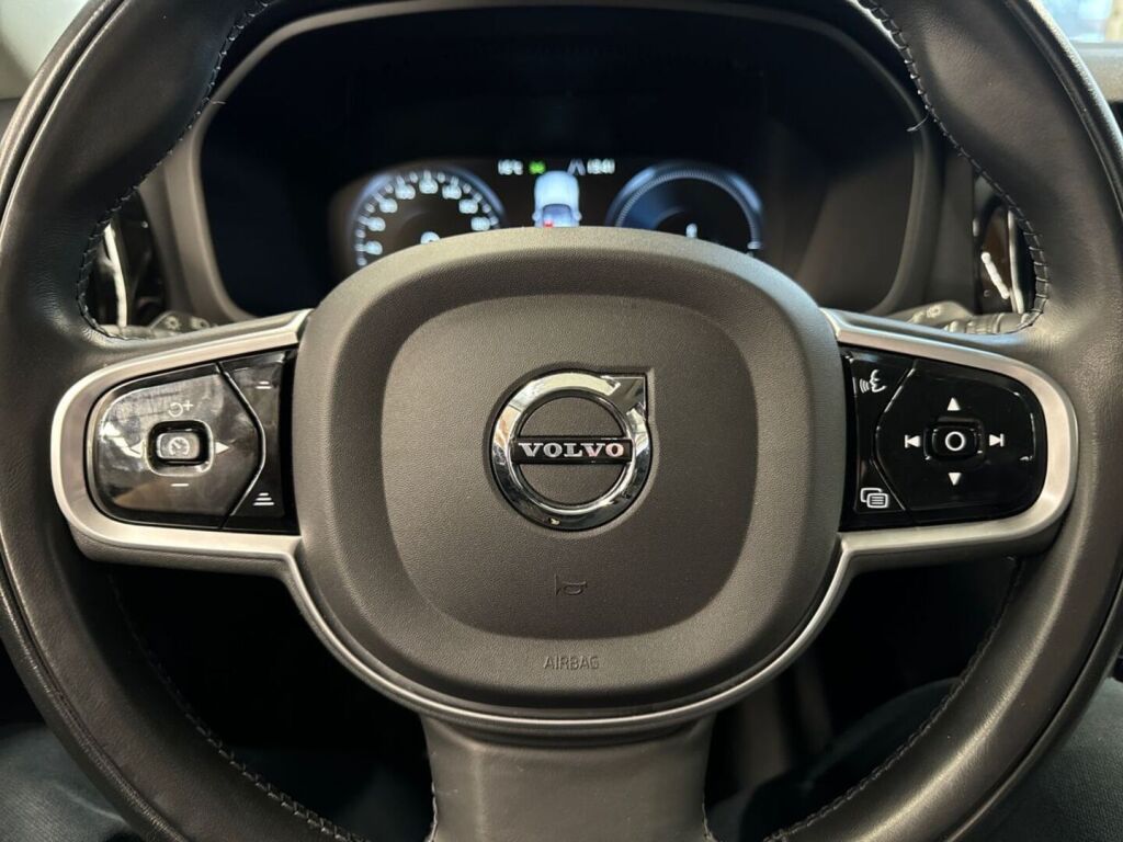 Volvo V60 2022 Musta