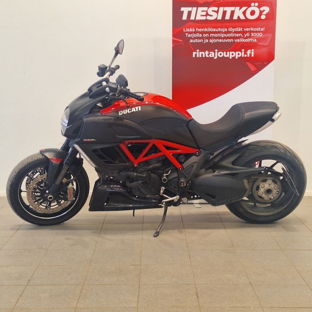 Ducati DIAVEL CARBON ABS 2013 Musta