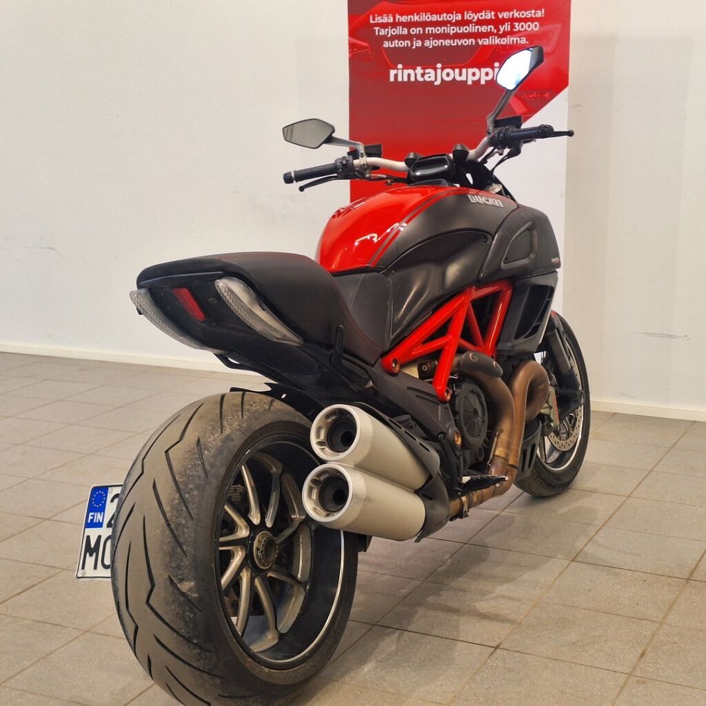 Ducati DIAVEL CARBON ABS 2013 Musta