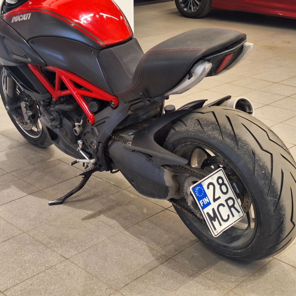 Ducati DIAVEL CARBON ABS 2013 Musta