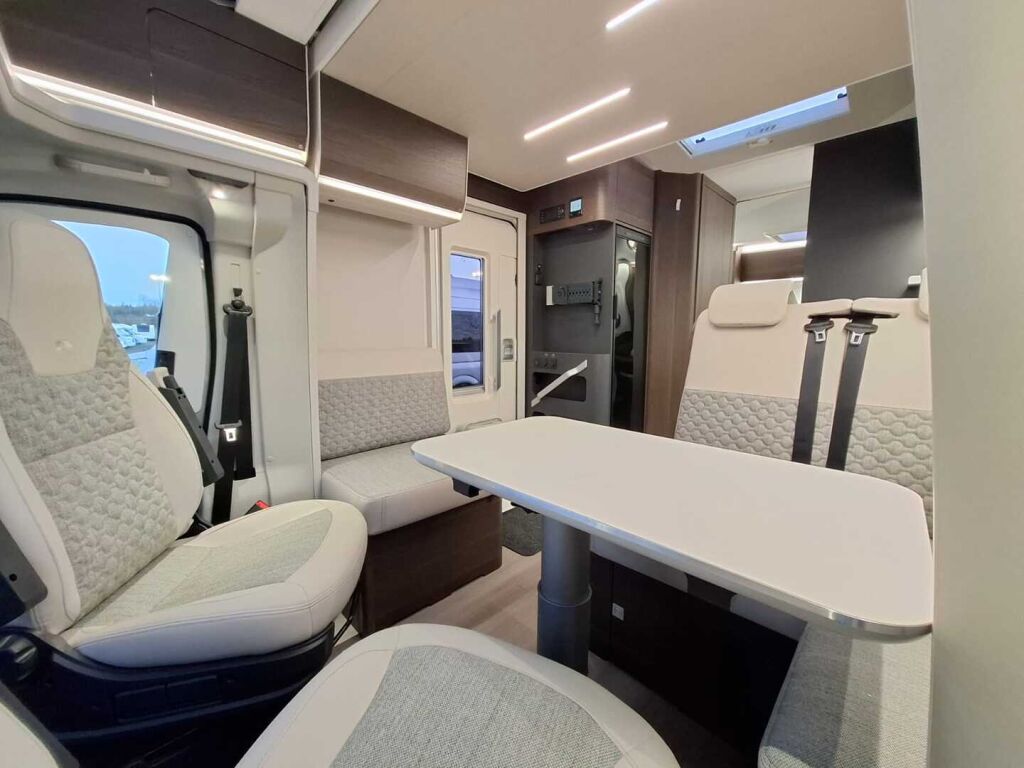 Adria MATRIX SUPREME 670 SC 2024 Harmaa