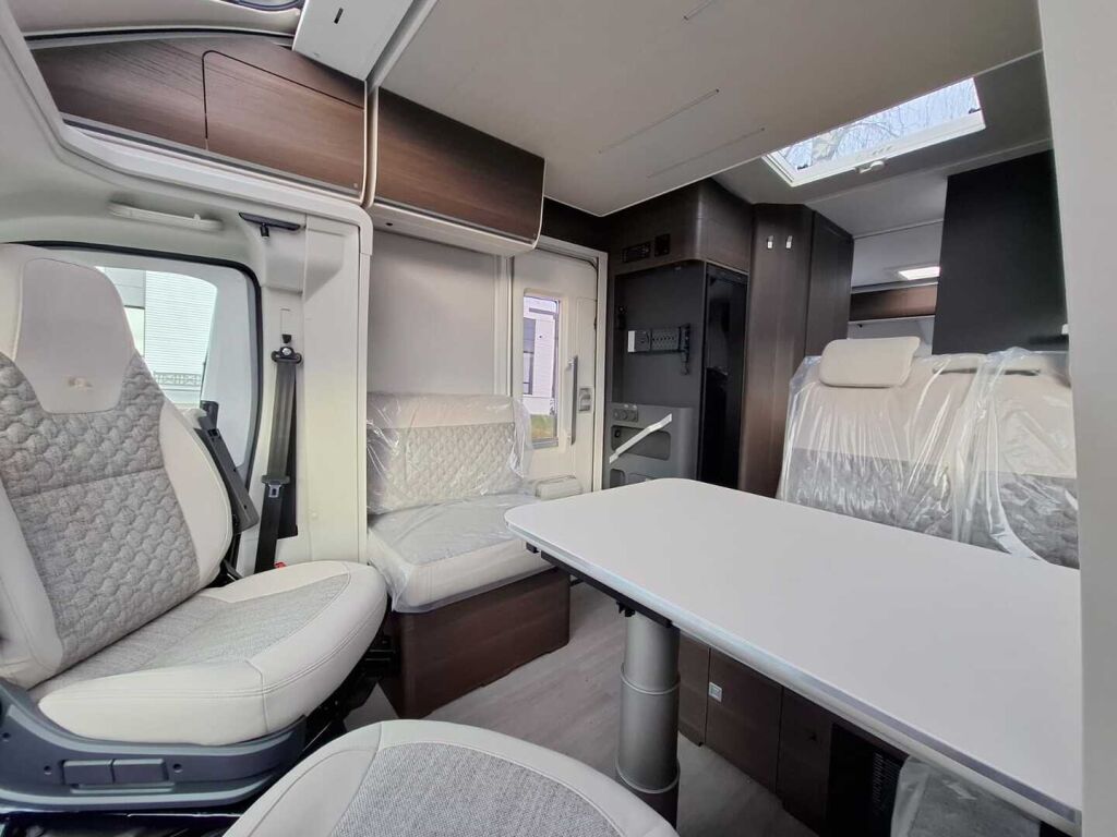 Adria MATRIX SUPREME 670 SL 2024 Harmaa