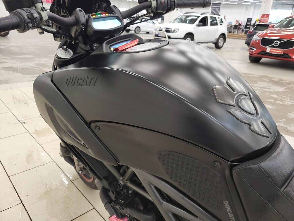 Ducati DIAVEL 2015 Musta