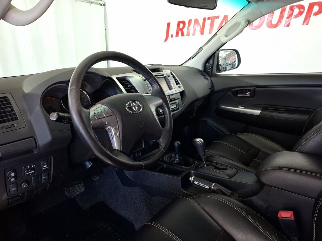 Toyota Hilux 2015 met.musta