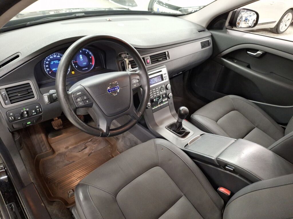 Volvo V70 2011 Musta