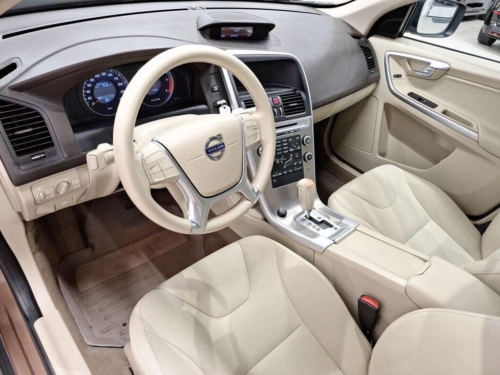 Volvo XC60 2010 Ruskea (beige)