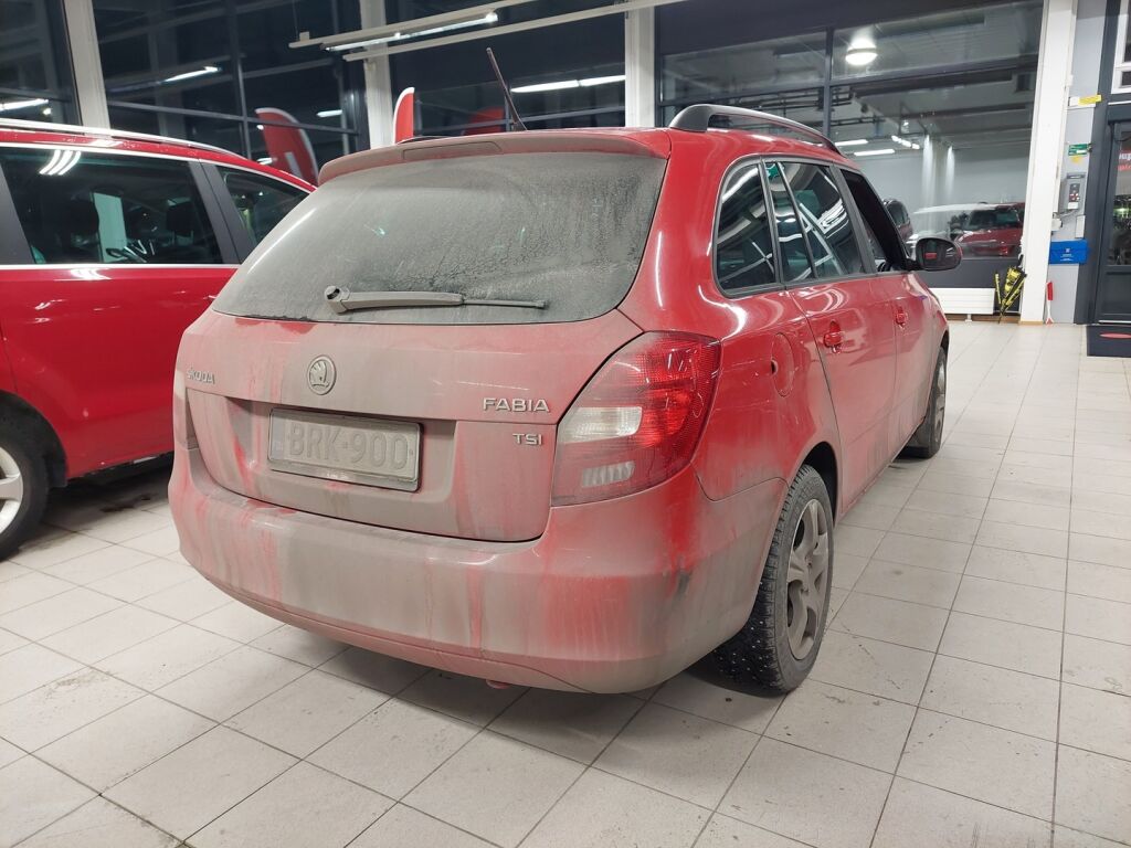 Skoda Fabia 2013 Punainen