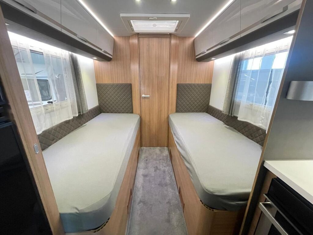 Adria Matrix Supreme 670 SLT 2019 Harmaa