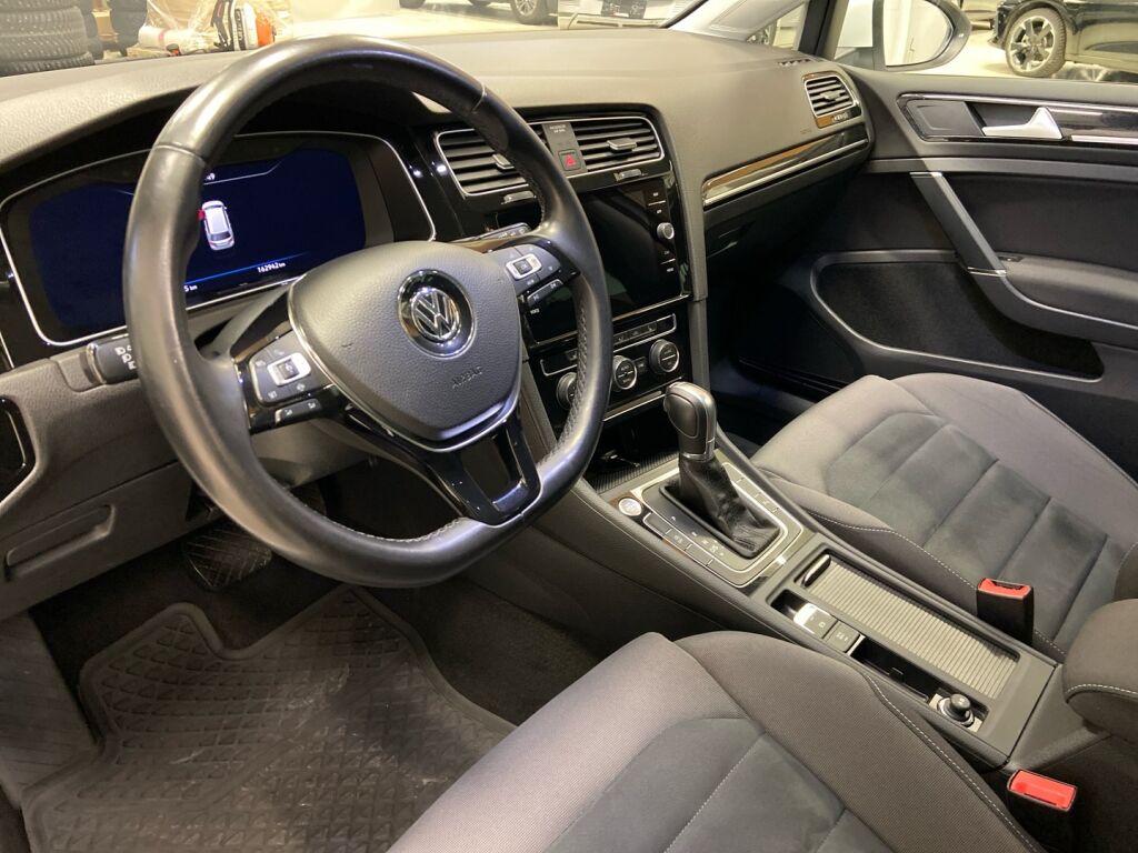 Volkswagen Golf 2019 Valkoinen