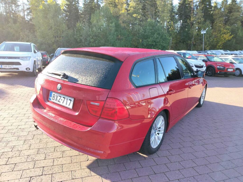 BMW 318 2010 Punainen