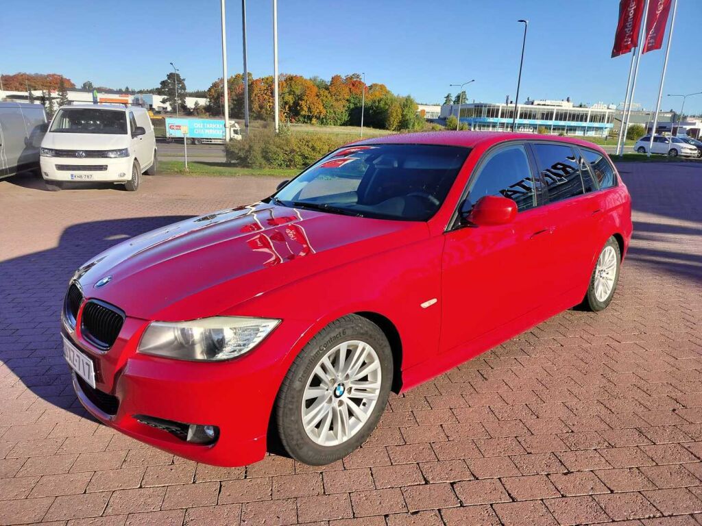 BMW 318 2010 Punainen