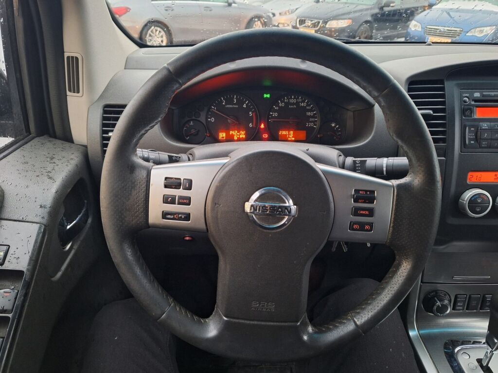 Nissan Navara 2011 Musta