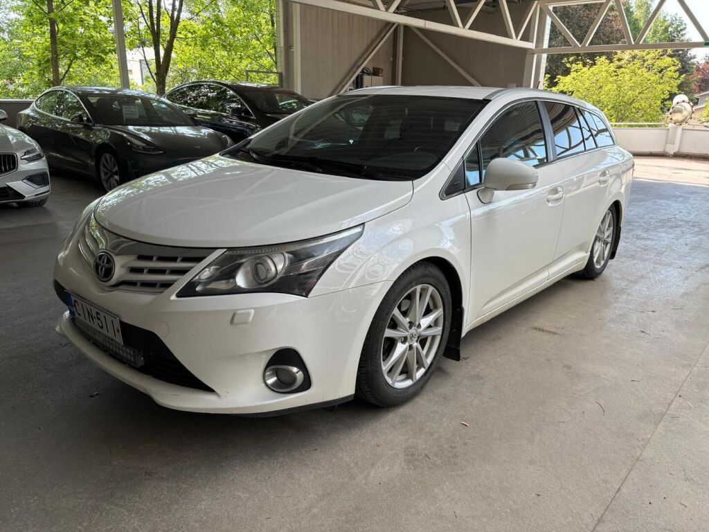 Toyota Avensis 2012 Valkoinen