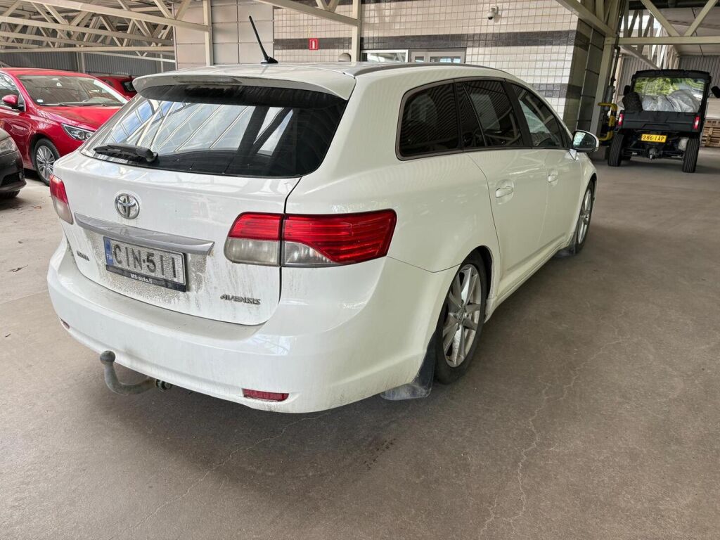 Toyota Avensis 2012 Valkoinen