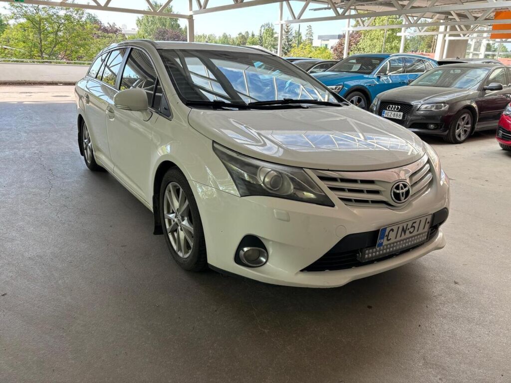 Toyota Avensis 2012 Valkoinen