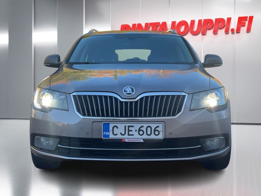 Skoda Superb 2013 Ruskea (beige)