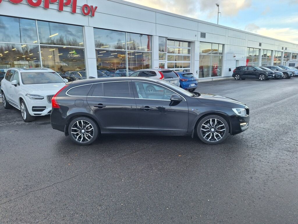 Volvo V60 2016 Musta