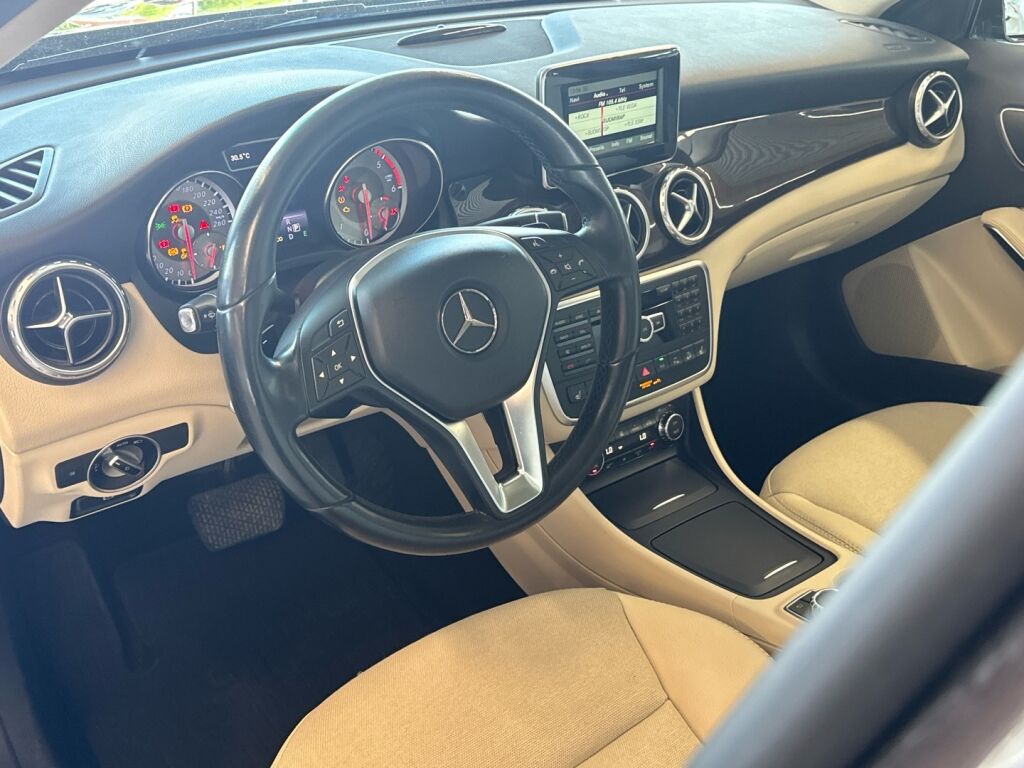 Mercedes-Benz GLA 2014 Ruskea (beige)