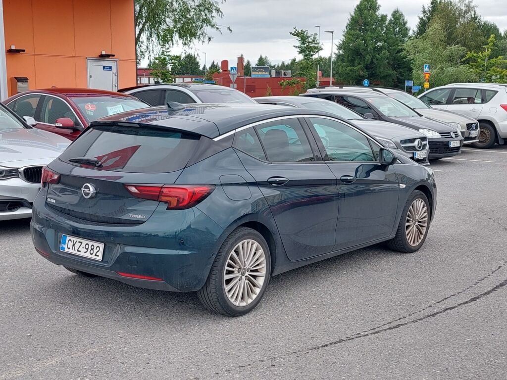 Opel Astra 2018 Vihreä