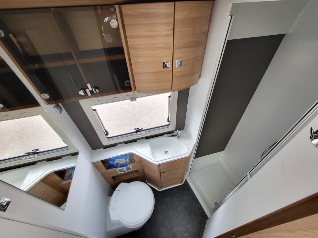 Adria Coral Plus 670 SLT 2018 Valkoinen