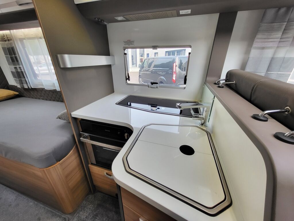 Adria Coral Plus 670 SLT 2018 Valkoinen