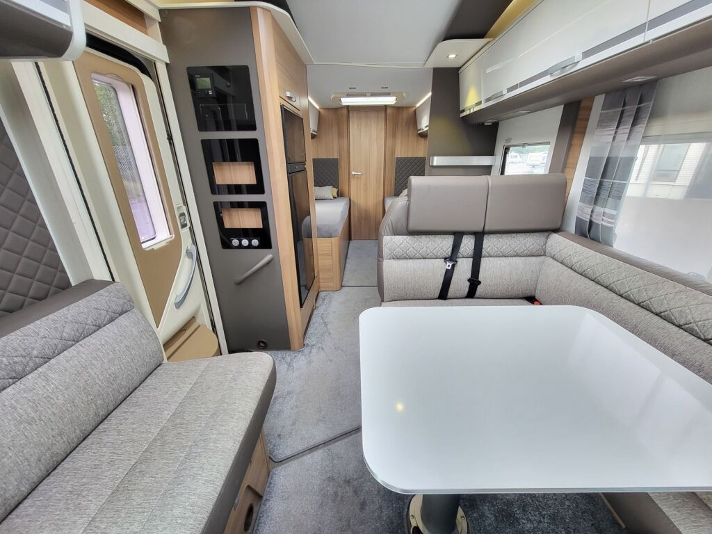 Adria Coral Plus 670 SLT 2018 Valkoinen