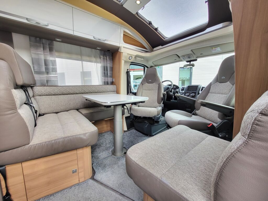 Adria Coral Plus 670 SLT 2018 Valkoinen