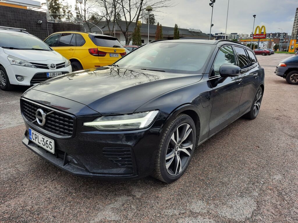 Volvo V60 2021 Musta