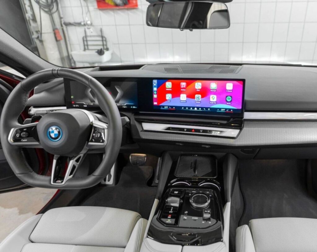 BMW i5 2024 Punainen