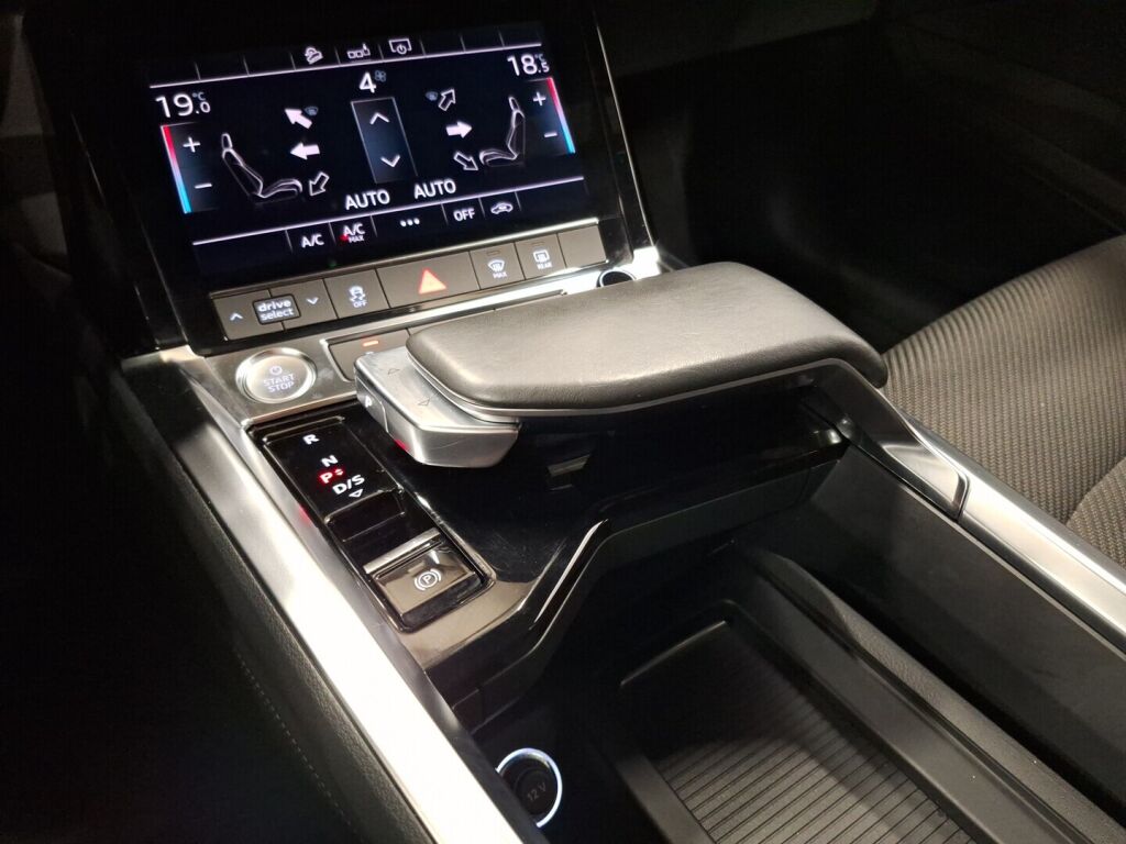 Audi e-tron 2019 Musta