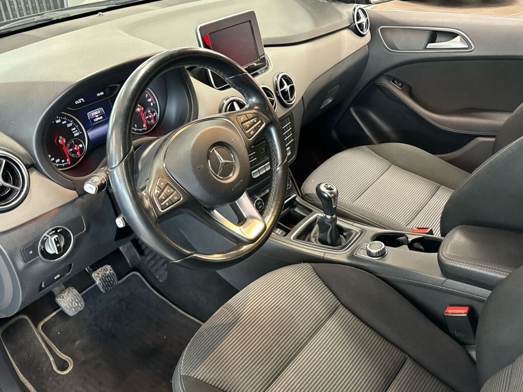 Mercedes-Benz B 2015 Musta