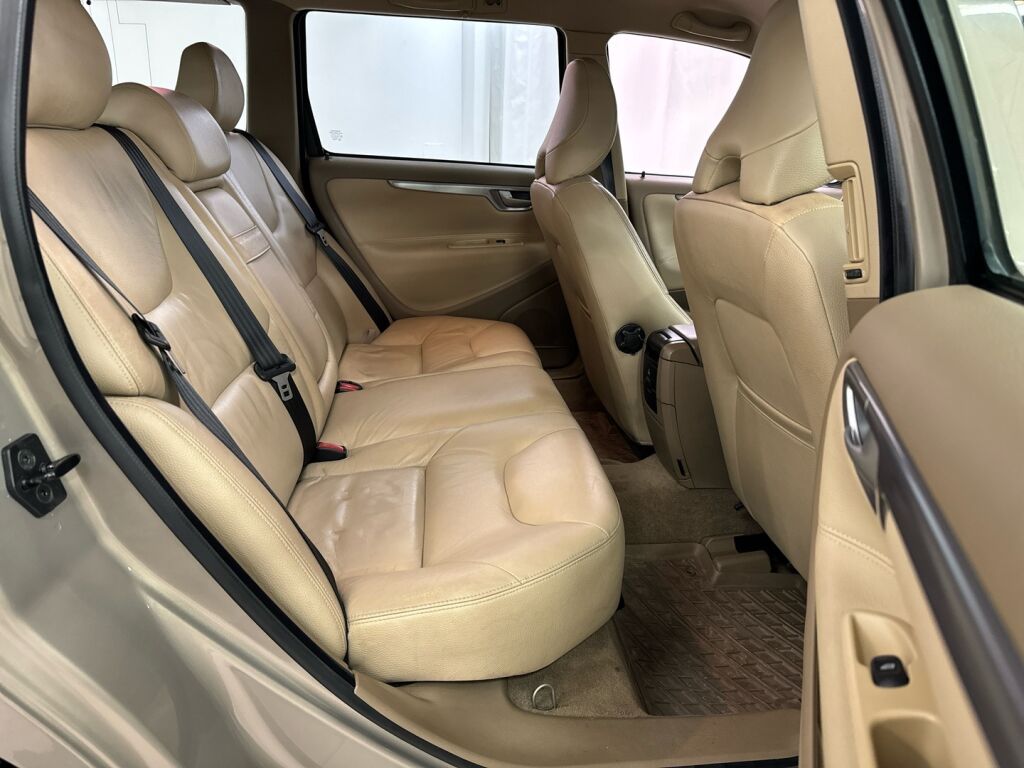 Volvo V70 2005 Ruskea (beige)