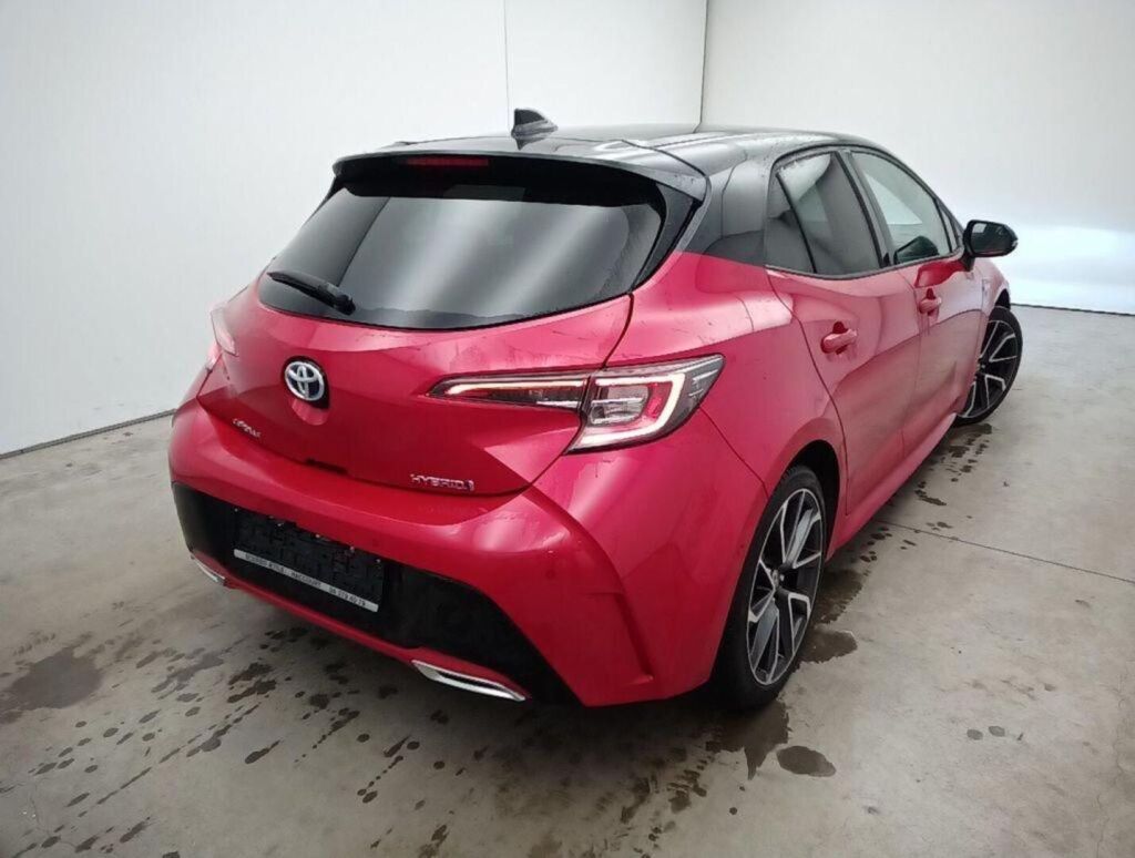 Toyota Corolla 2021 Metalli punainan / Musta katto