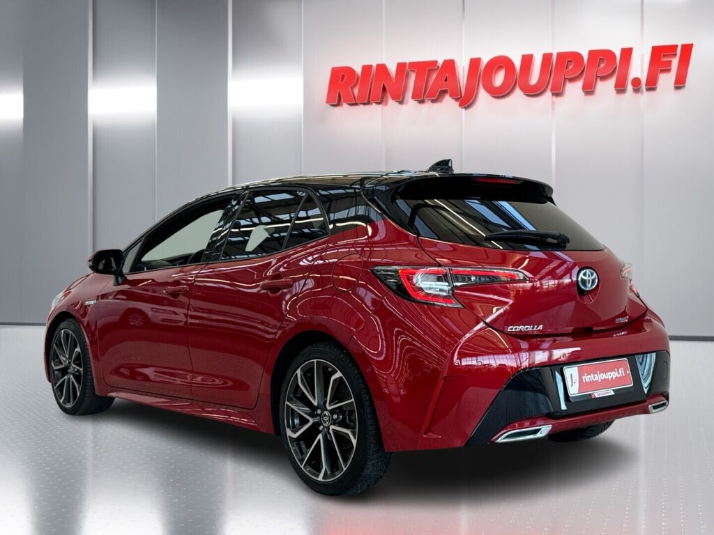 Toyota Corolla 2021 Metalli punainan / Musta katto