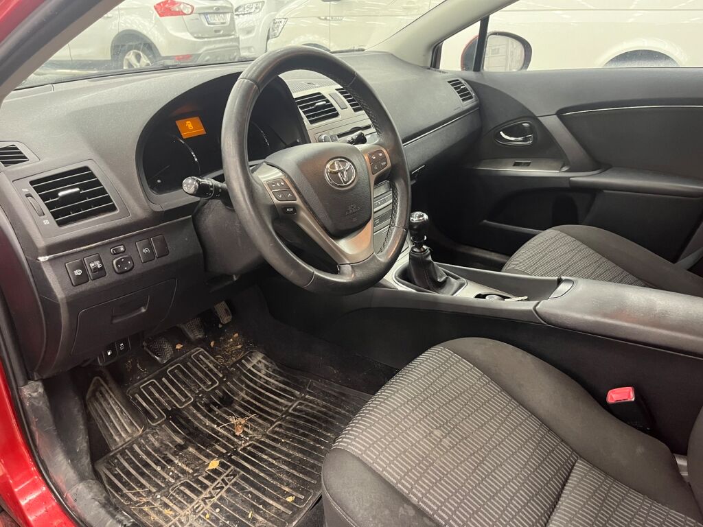 Toyota Avensis 2010 Punainen