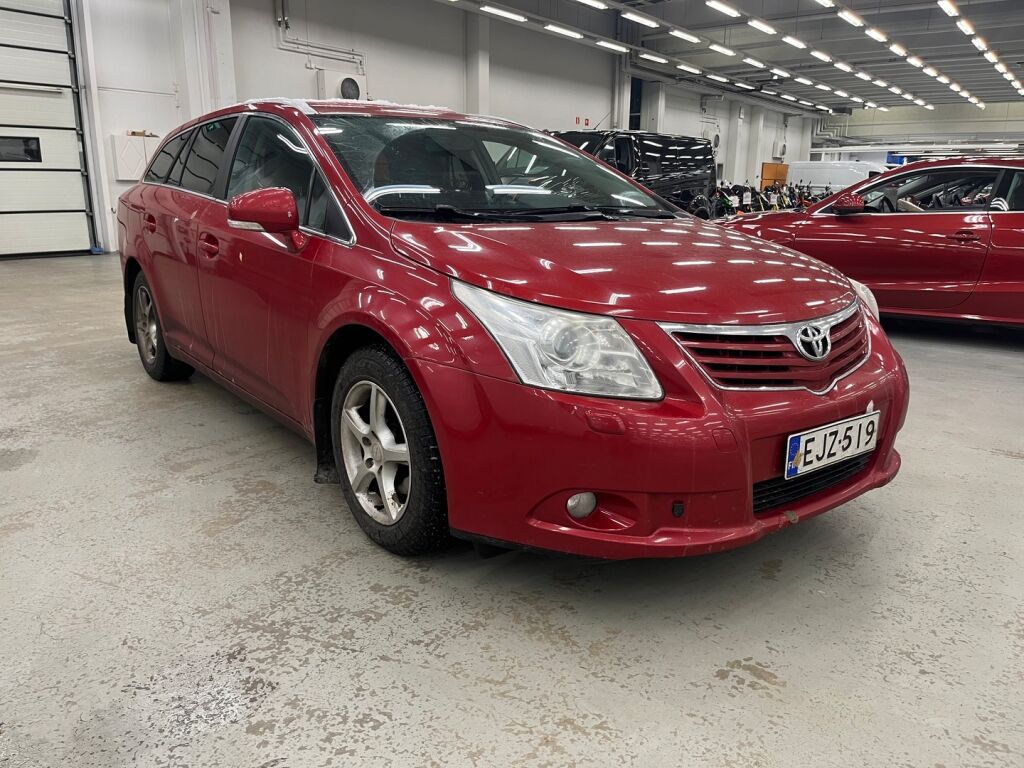 Toyota Avensis 2010 Punainen