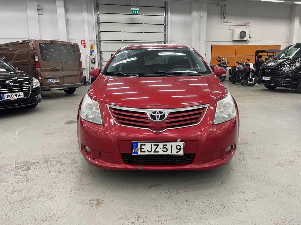 Toyota Avensis 2010 Punainen