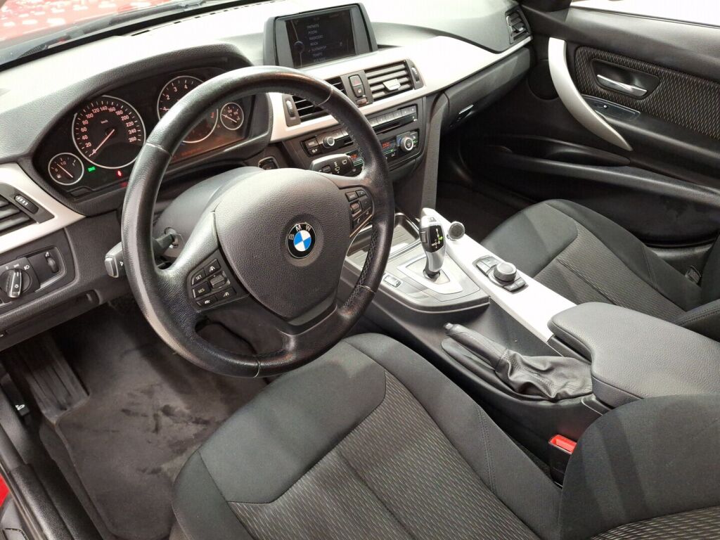 BMW 320 2013 Punainen