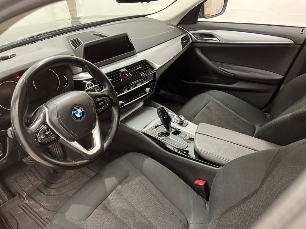 BMW 520 2018 Ruskea (beige)