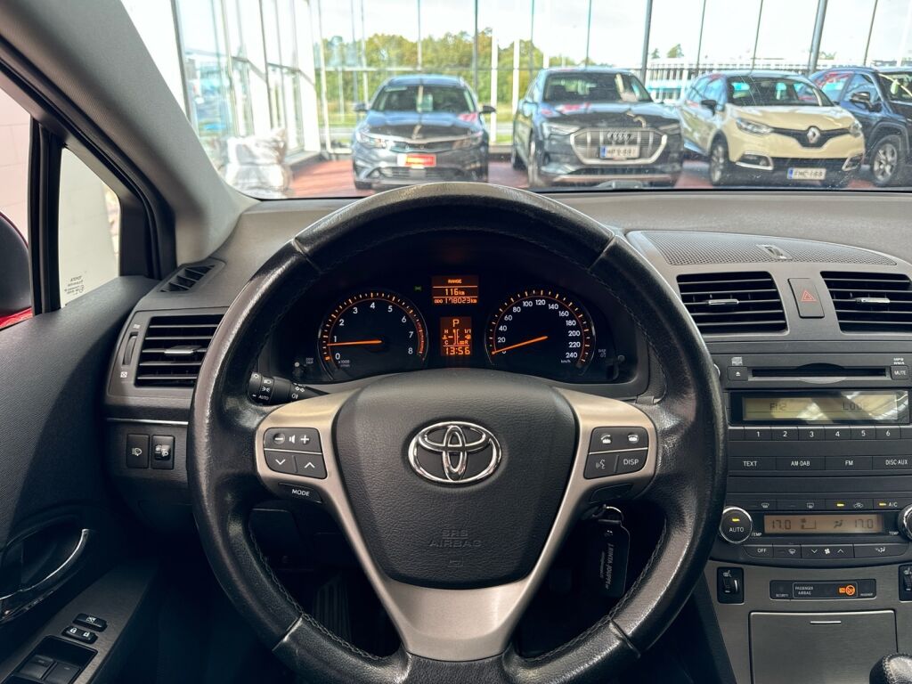 Toyota Avensis 2009 Punainen