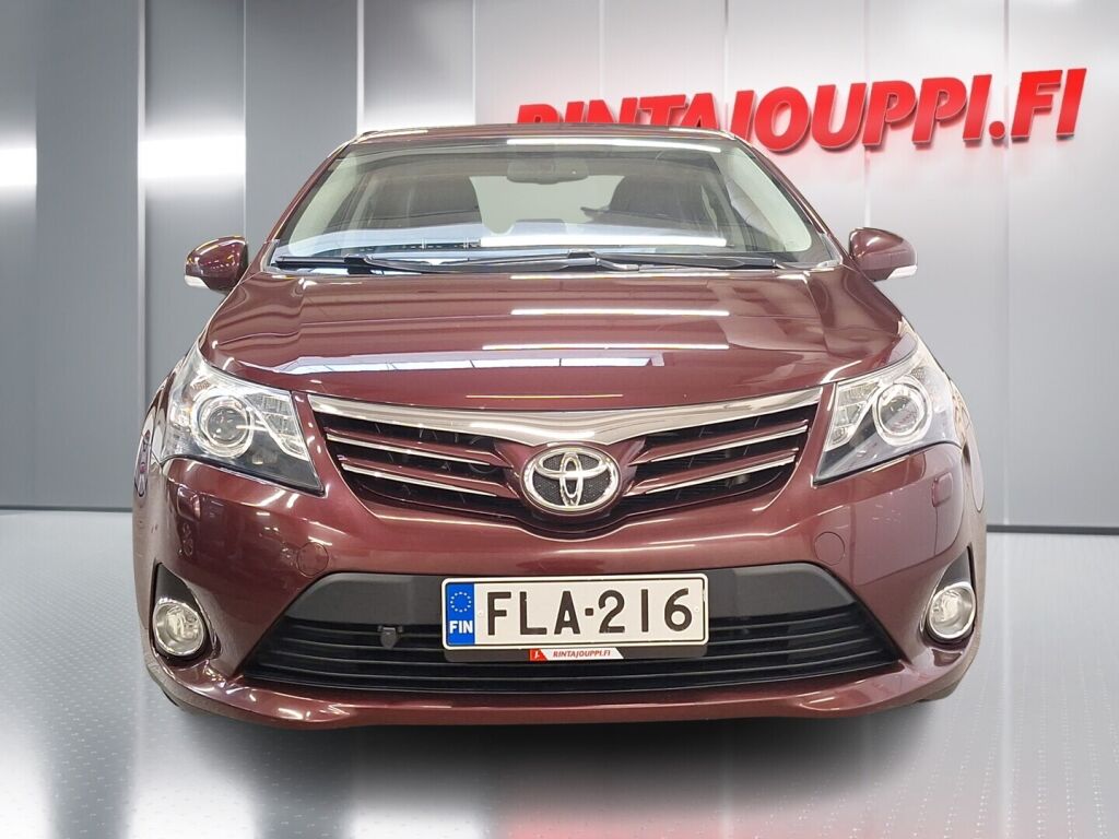 Toyota Avensis 2013 Punainen