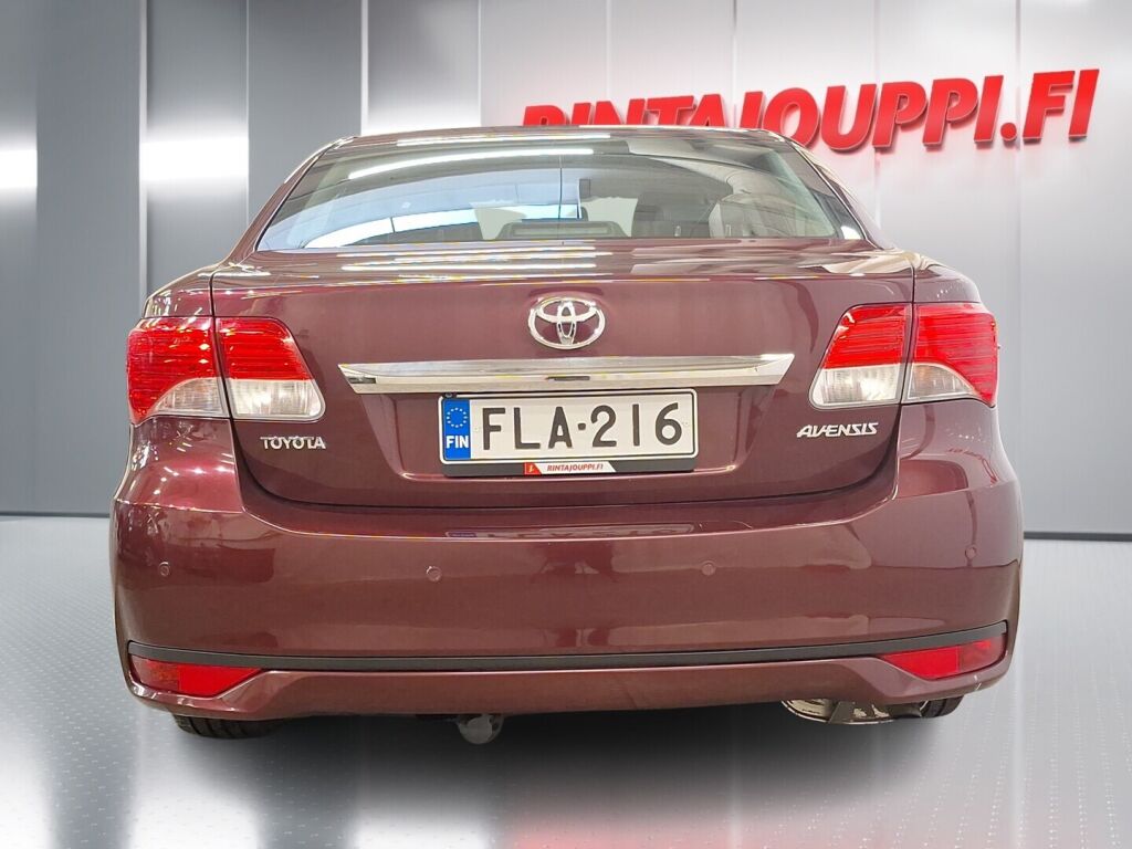 Toyota Avensis 2013 Punainen