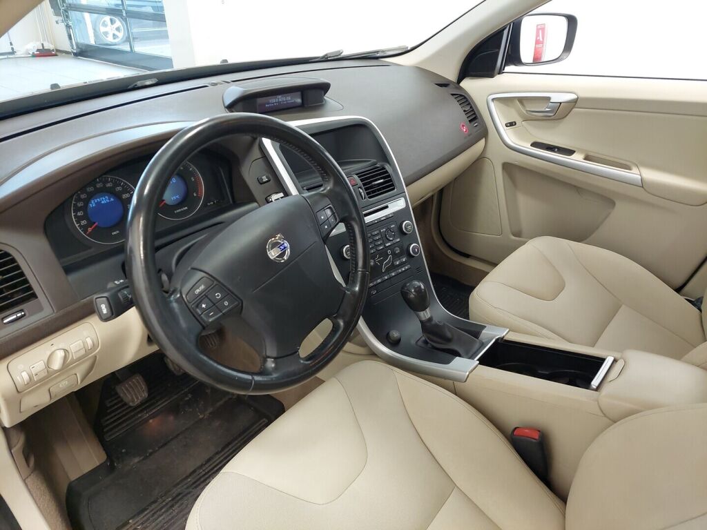 Volvo XC60 2009 Ruskea (beige)