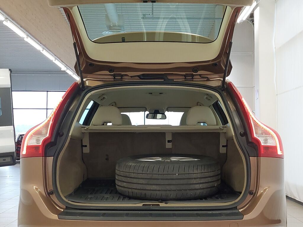 Volvo XC60 2009 Ruskea (beige)